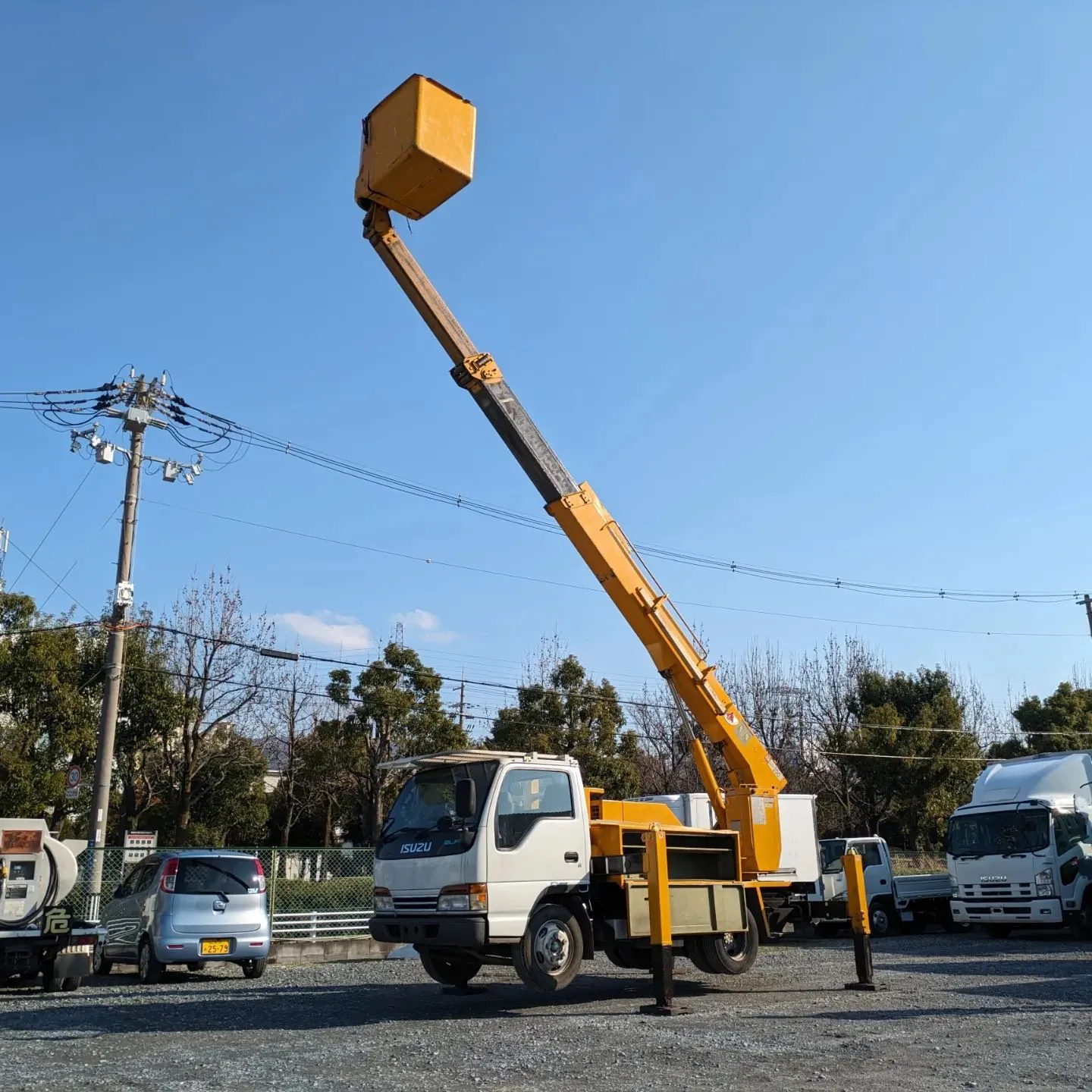 入庫した高所作業車に乗り込みました！