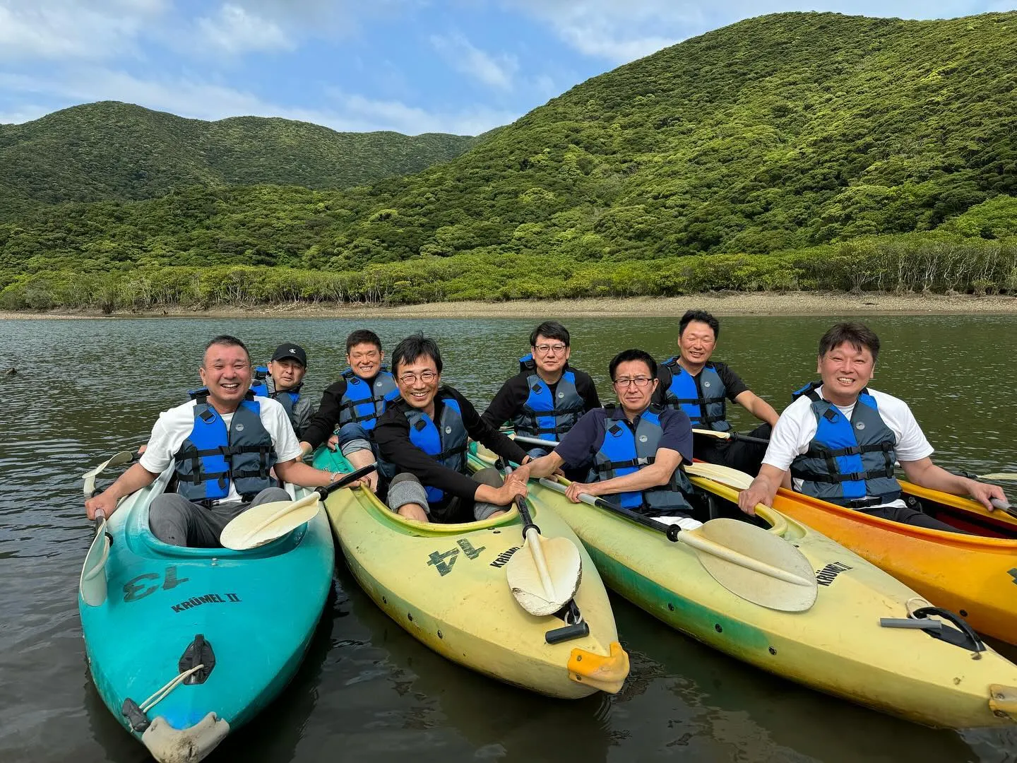 研修旅行で奄美大島へ、マングローブ生息地へカヌー体験　マング...